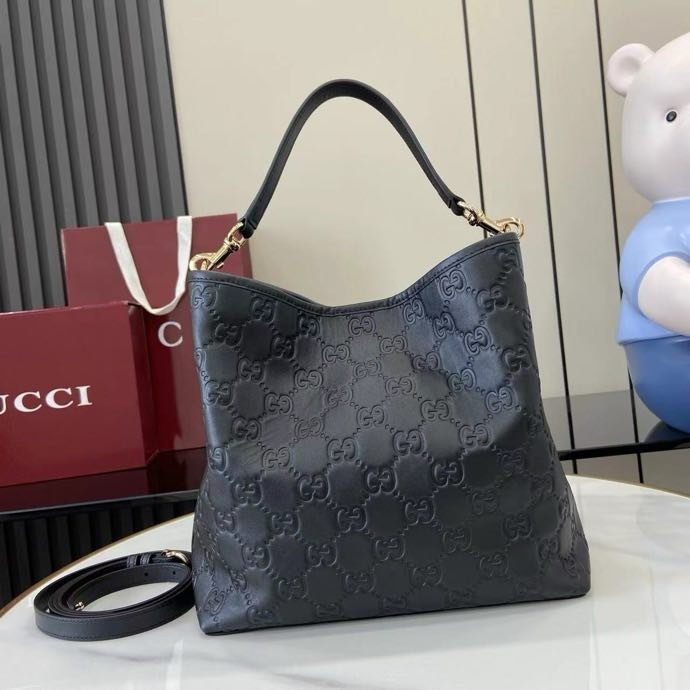 Сумка женская из коллекции GG Emblem 25 см фото 3