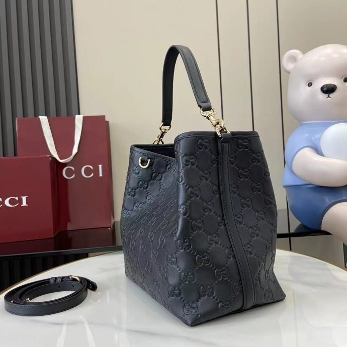 Сумка женская из коллекции GG Emblem 25 см фото 4