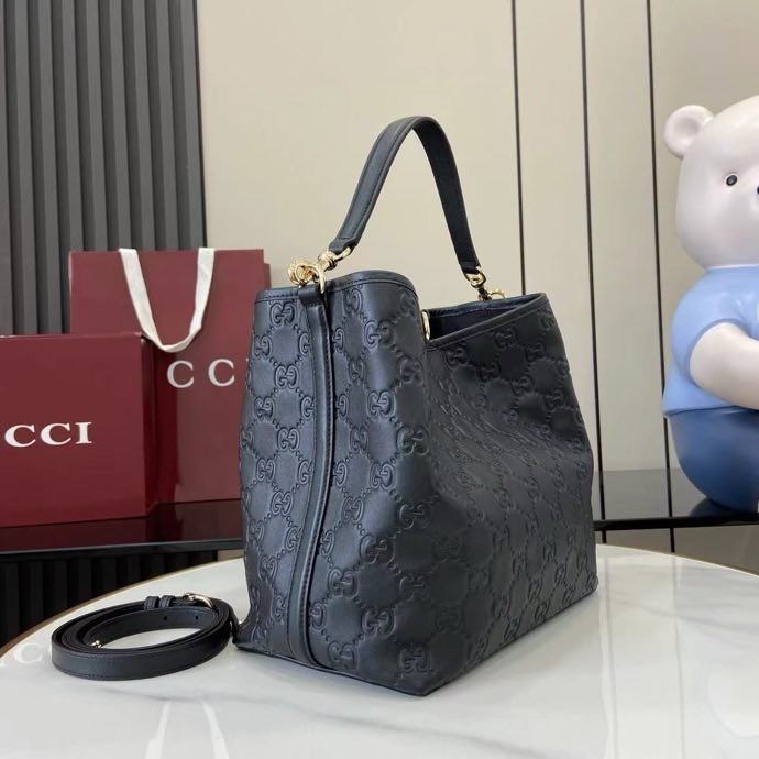 Сумка женская из коллекции GG Emblem 25 см фото 6