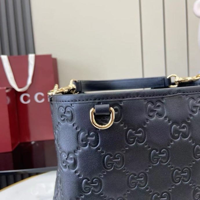 Сумка женская из коллекции GG Emblem 25 см фото 8