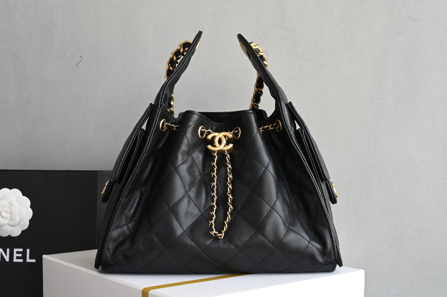 A bag women's leather Chanel 25 Medium 30 cm