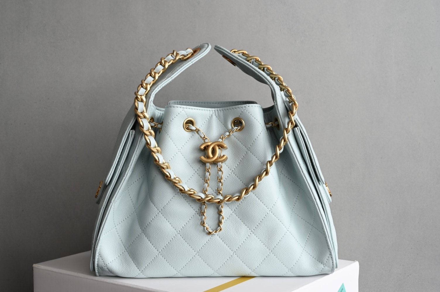 A bag women's leather Chanel 25 Medium 30 cm