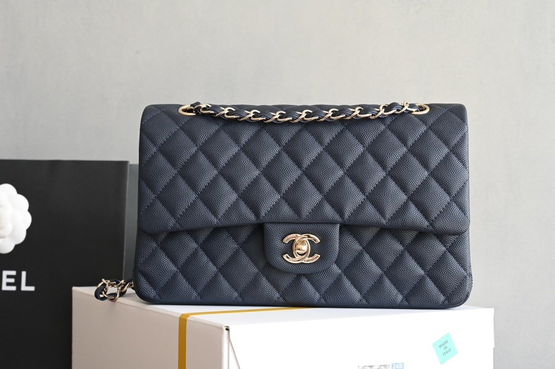 A bag women's leather Classic Flap Medium 25 cm