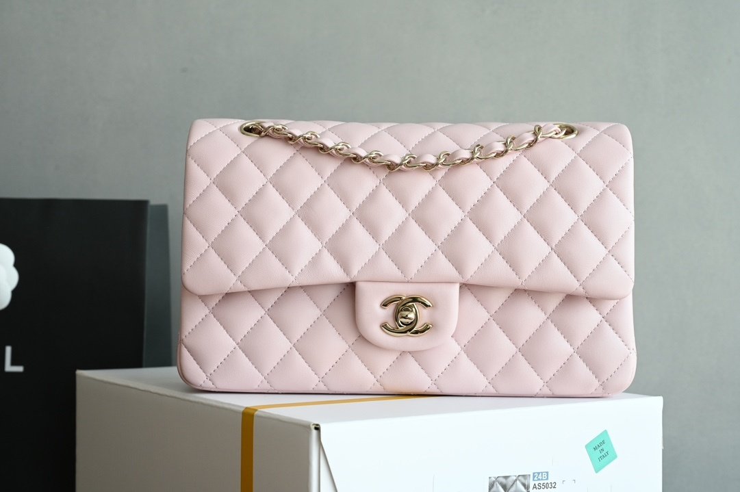 A bag women's leather Classic Flap Medium 25 cm
