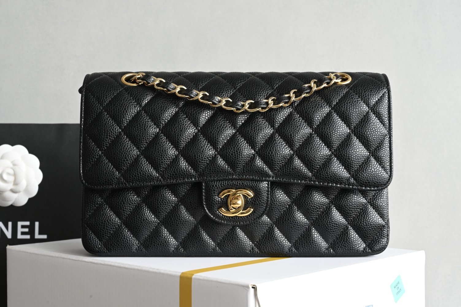 Сумка женская кожаная Classic Flap Medium 25 см