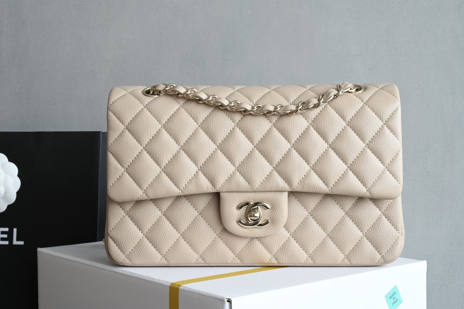 A bag women's leather Classic Flap Medium 25 cm