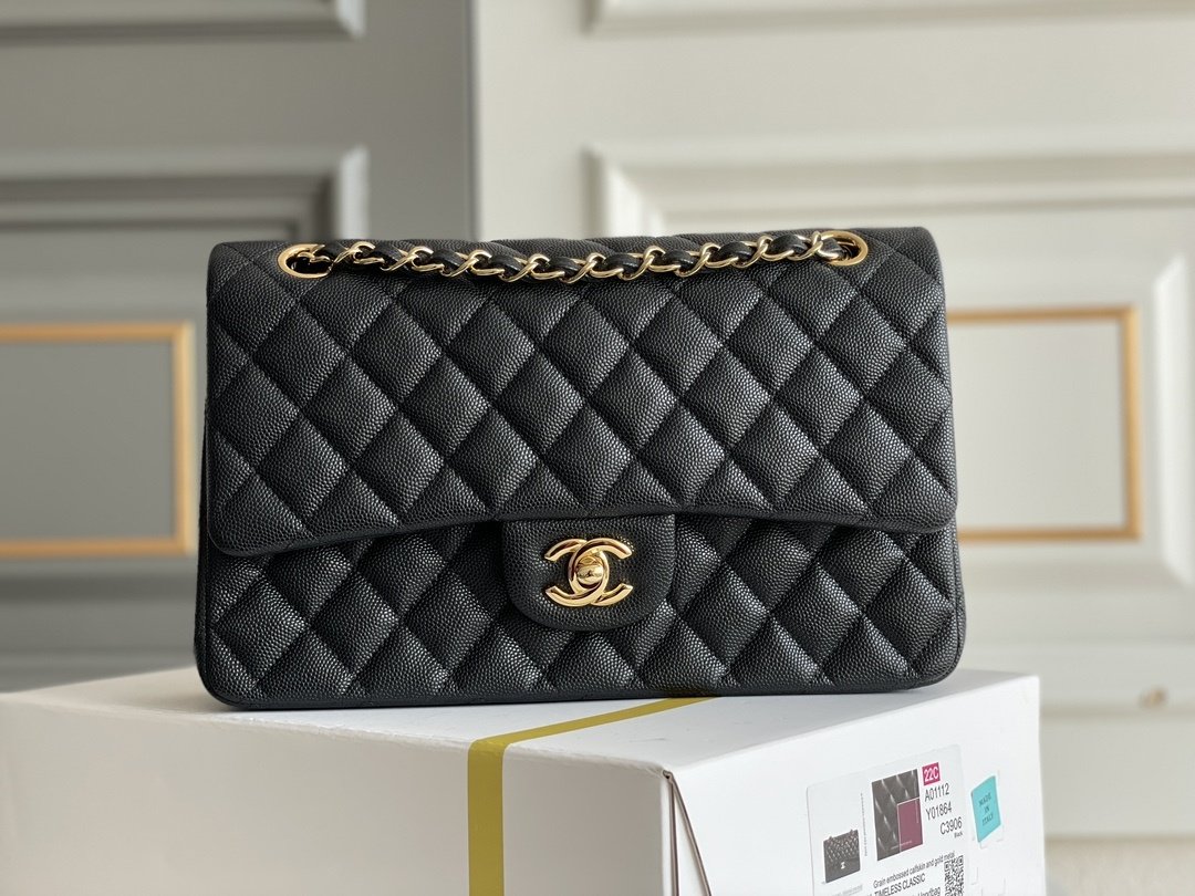 A bag women's leather Classic Flap Medium 25 cm
