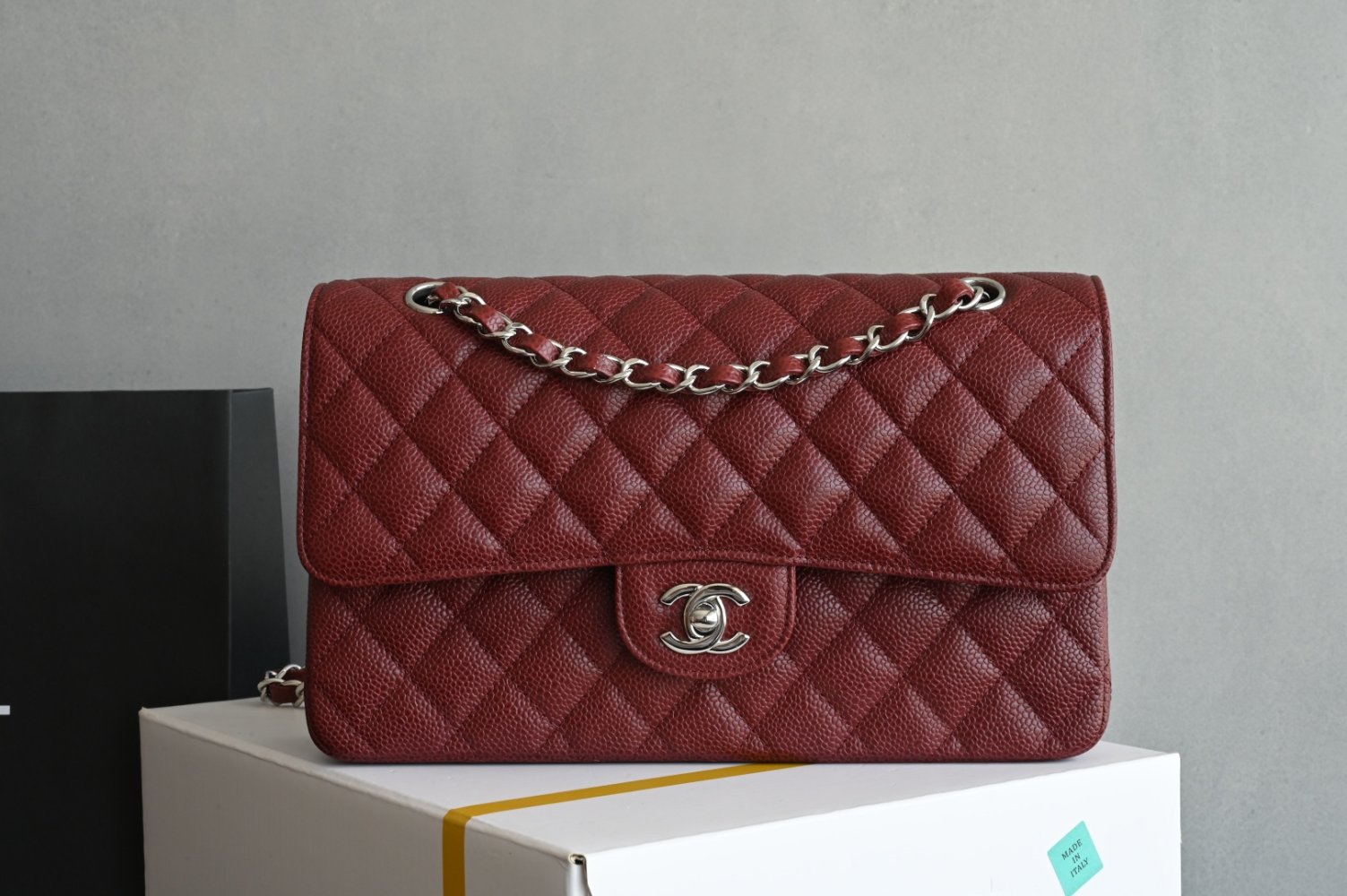 Сумка женская кожаная Classic Flap Medium 25 см