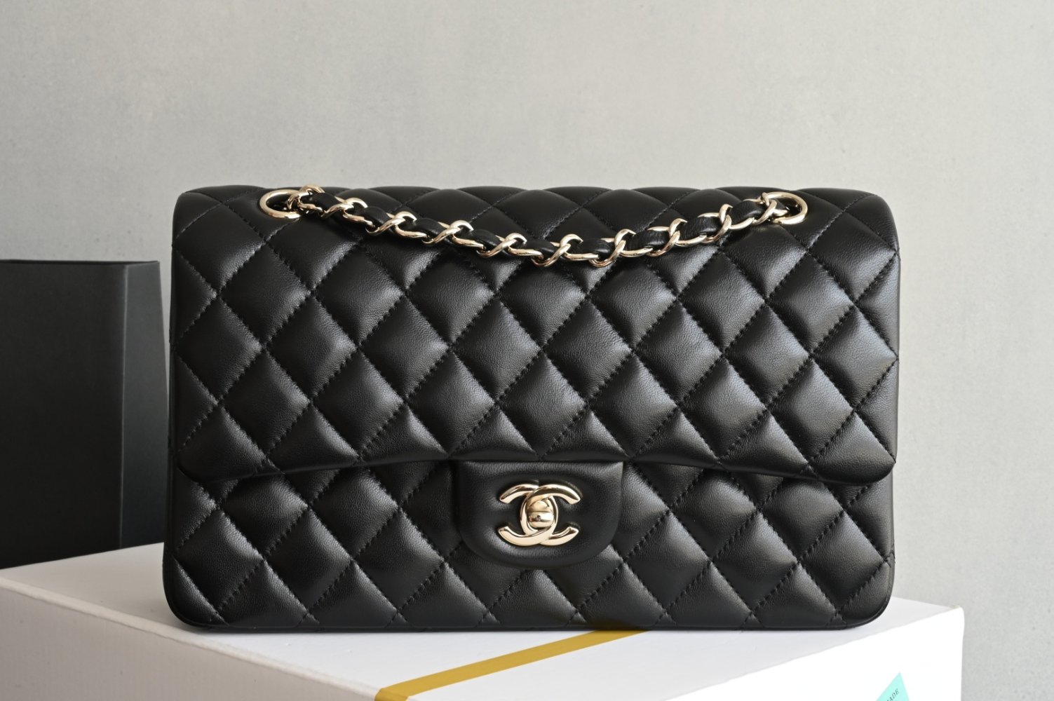 Сумка женская кожаная Classic Flap Medium 25 см