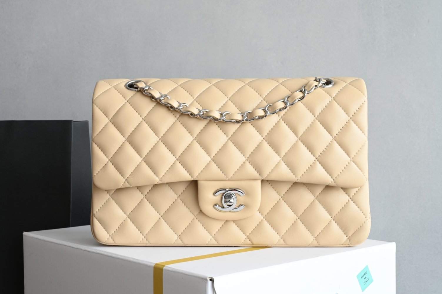 Сумка женская кожаная Classic Flap Medium 25 см