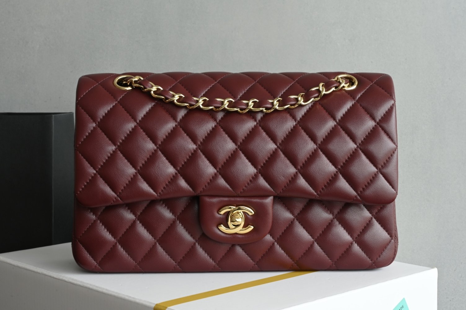 Сумка женская кожаная Classic Flap Medium 25 см