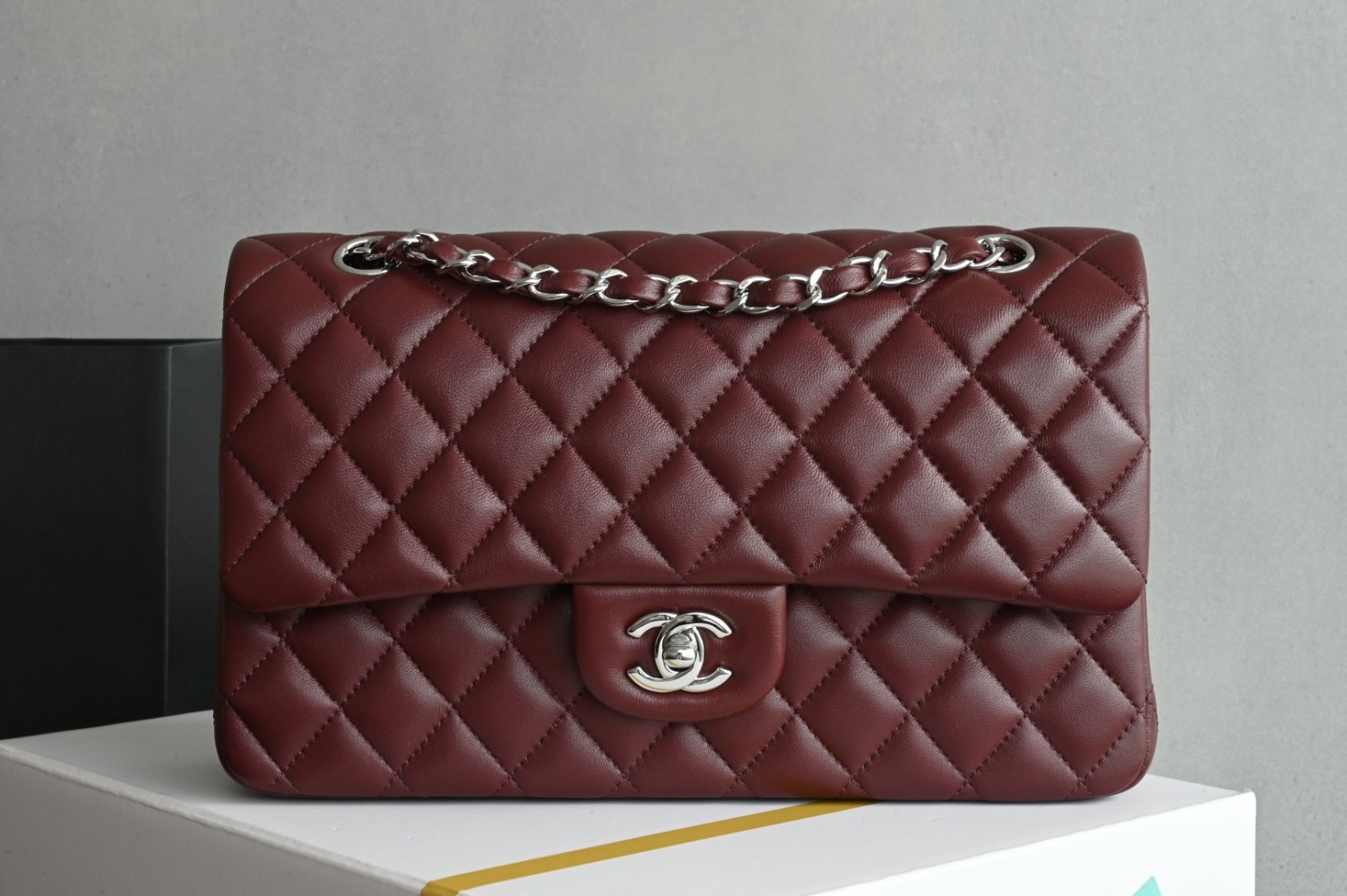 Сумка женская кожаная Classic Flap Medium 25 см