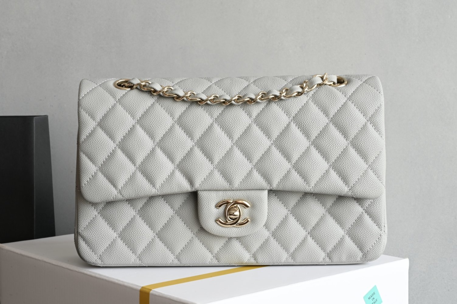 Сумка женская кожаная Classic Flap Medium 25 см