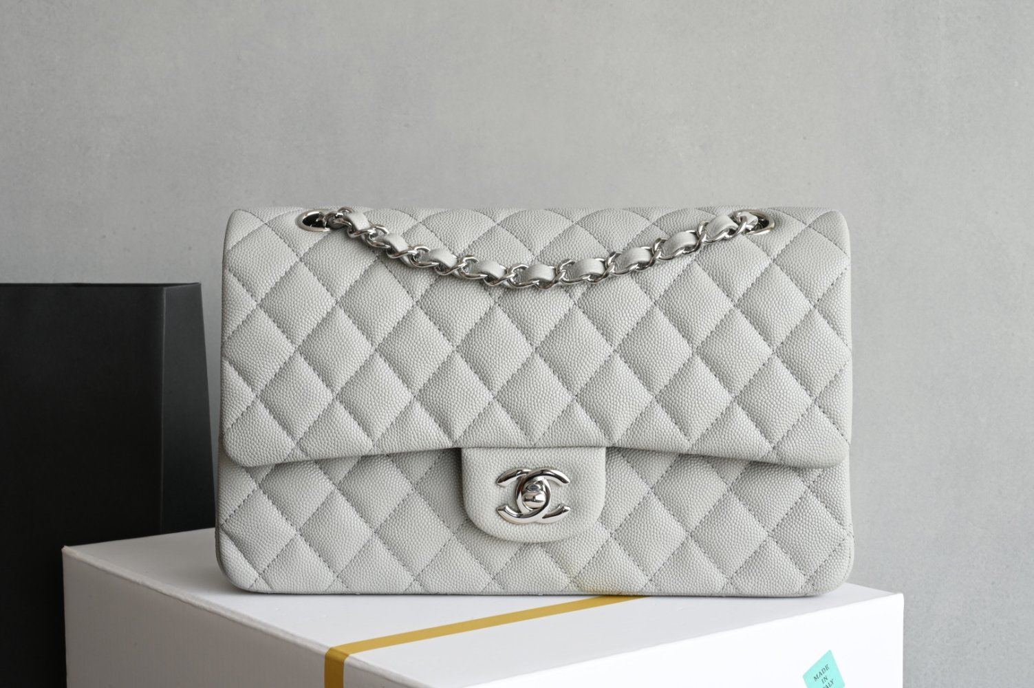 Сумка женская кожаная Classic Flap Medium 25 см