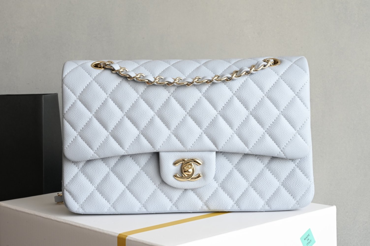 Сумка жіноча шкіряна Classic Flap Medium 25 см