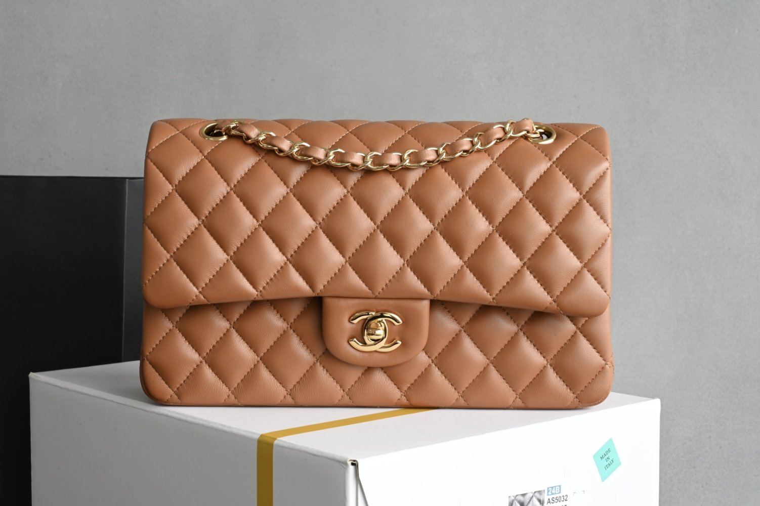 A bag women's leather Classic Flap Medium 25 cm