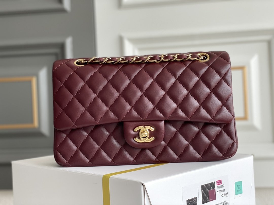 A bag women's leather Classic Flap Medium 25 cm