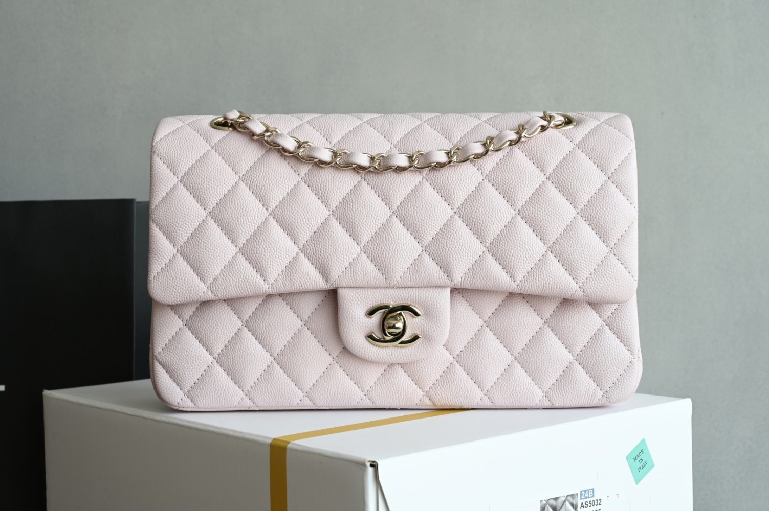 Сумка женская кожаная Classic Flap Medium 25 см