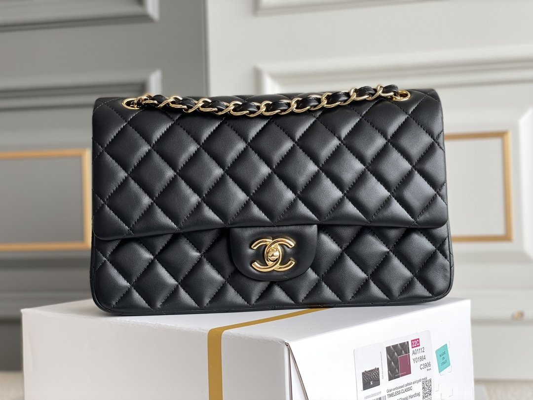 A bag women's leather Classic Flap Medium 28 cm