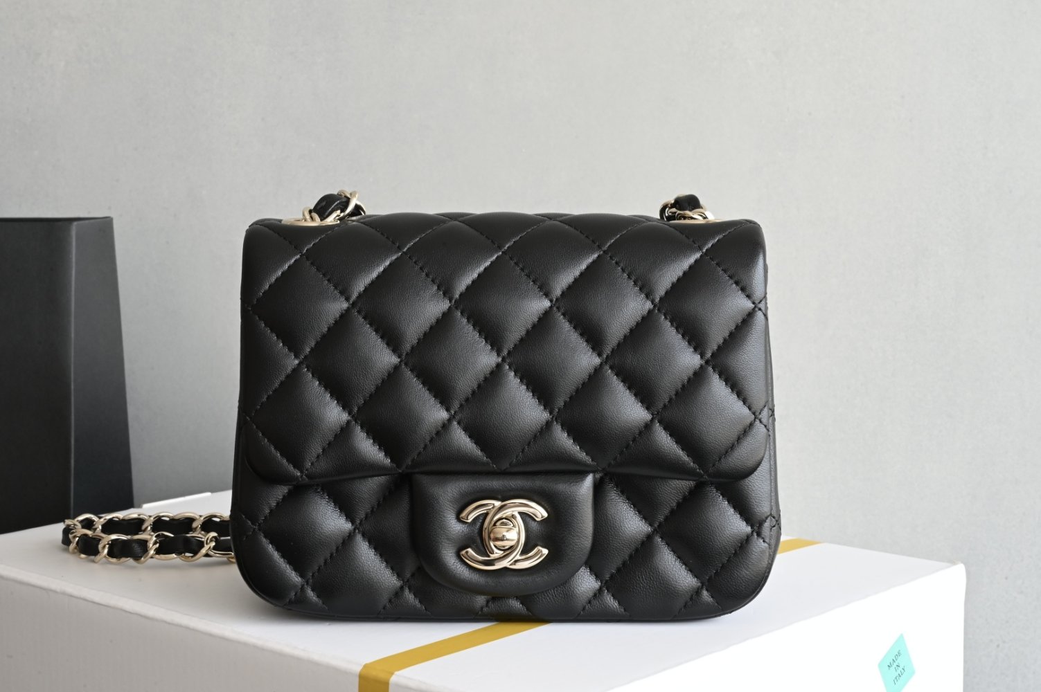Сумка женская кожаная Classic Flap Mini 17 см