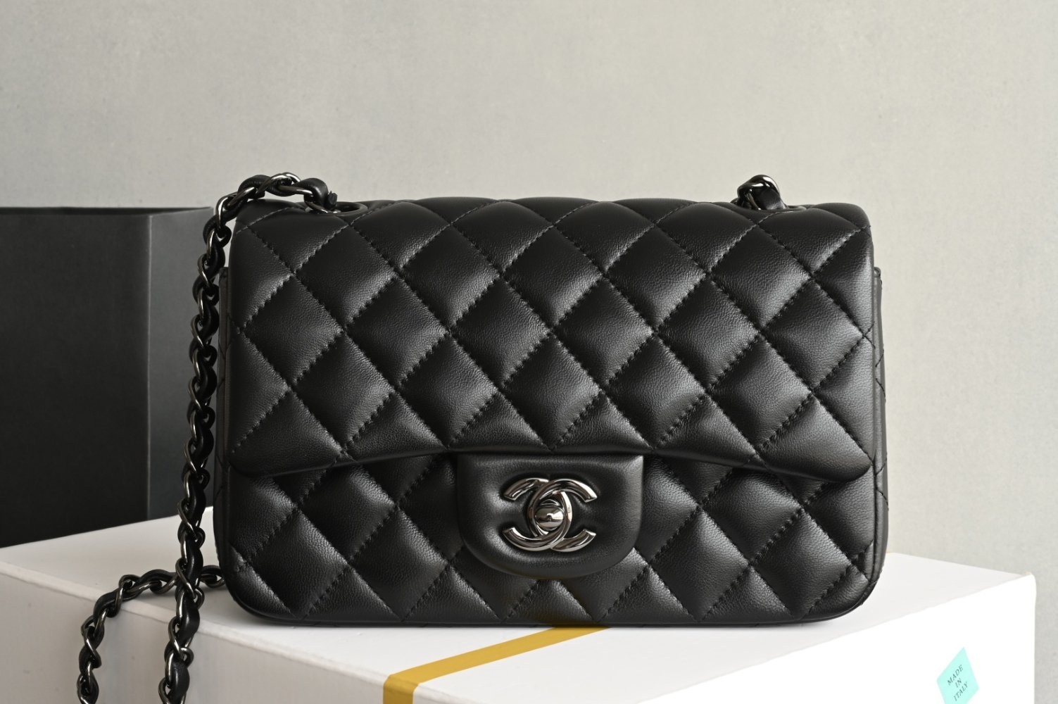 Сумка женская кожаная Classic Flap Mini 20 см