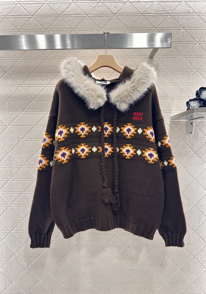 Свитер с капюшоном и меховым воротником