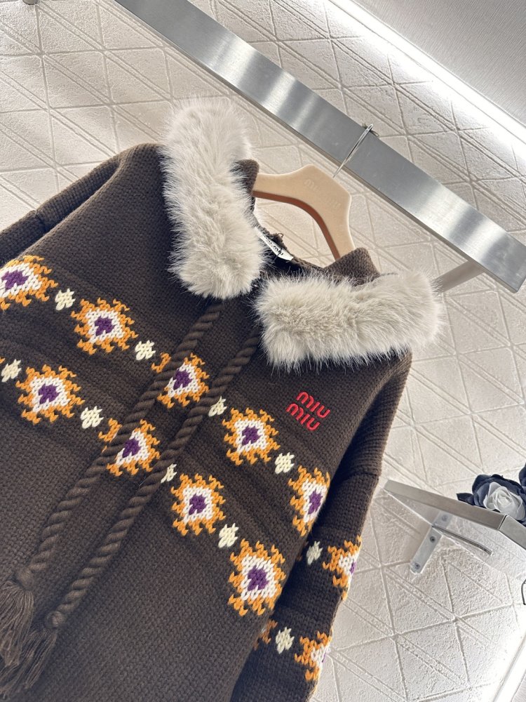 Свитер с капюшоном и меховым воротником фото 3