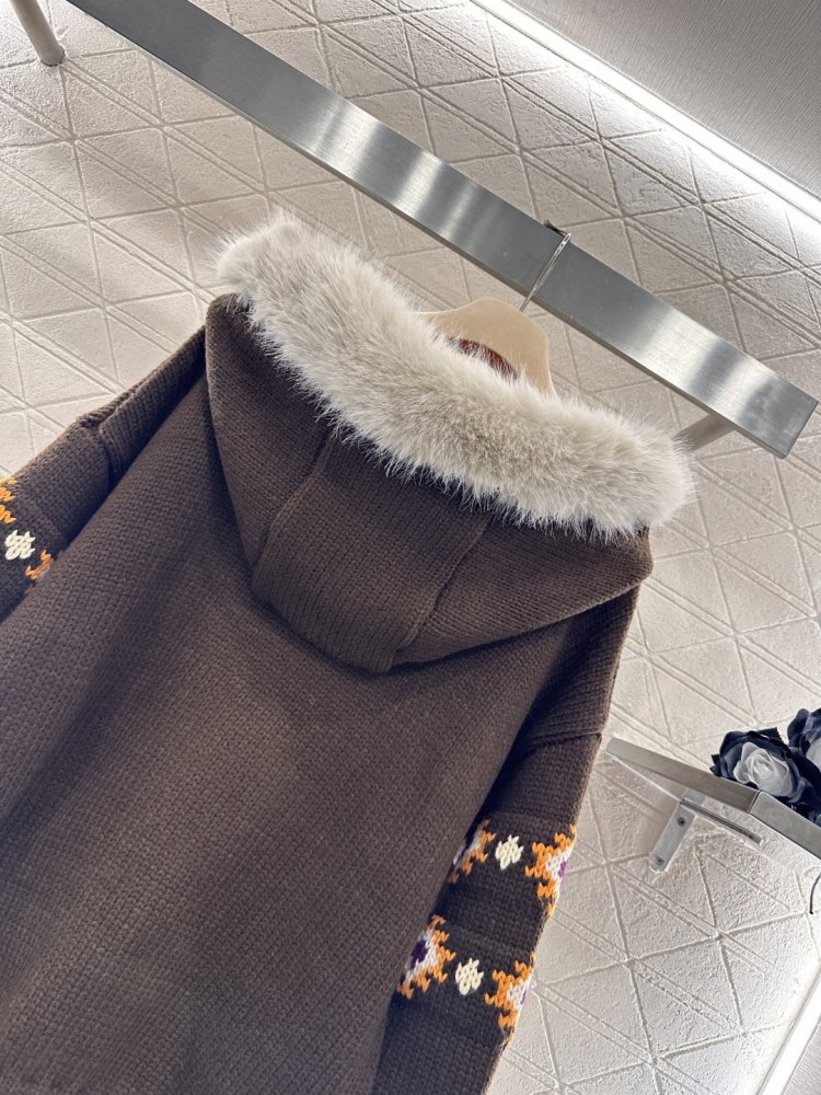 Свитер с капюшоном и меховым воротником фото 4