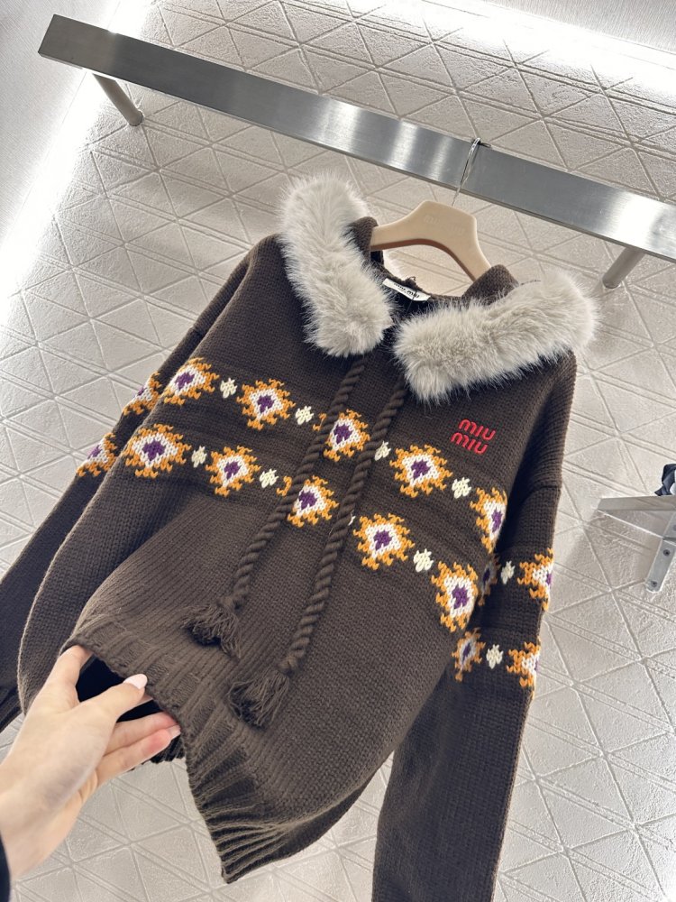 Свитер с капюшоном и меховым воротником фото 6