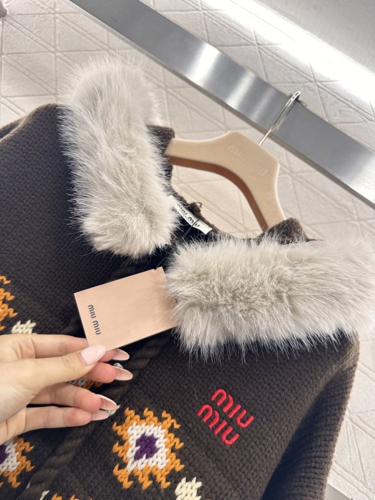 Свитер с капюшоном и меховым воротником фото 7