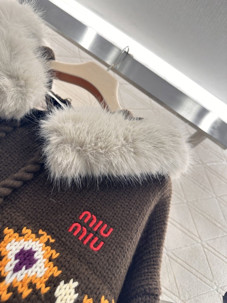 Свитер с капюшоном и меховым воротником фото 8