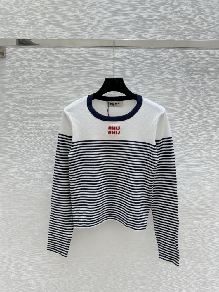 Свитер с круглым вырезом и длинными рукавами