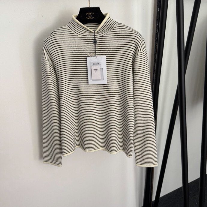 Свитер в полоску