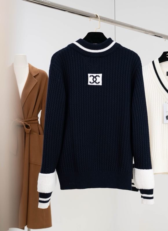 Светр жіночий