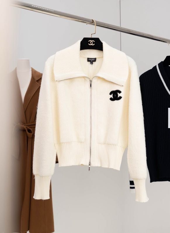 Светр жіночий