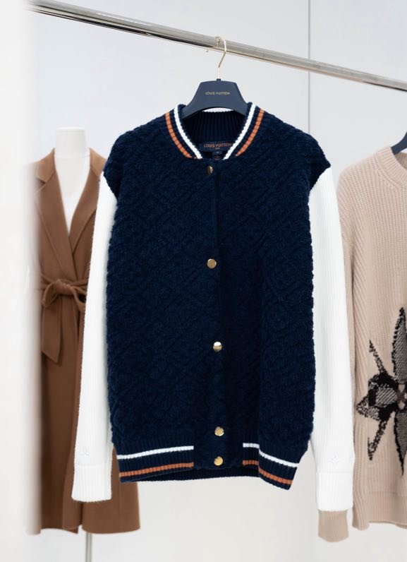 Светр жіночий