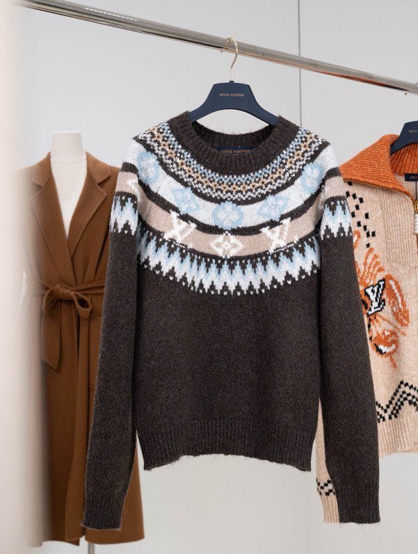 Светр жіночий