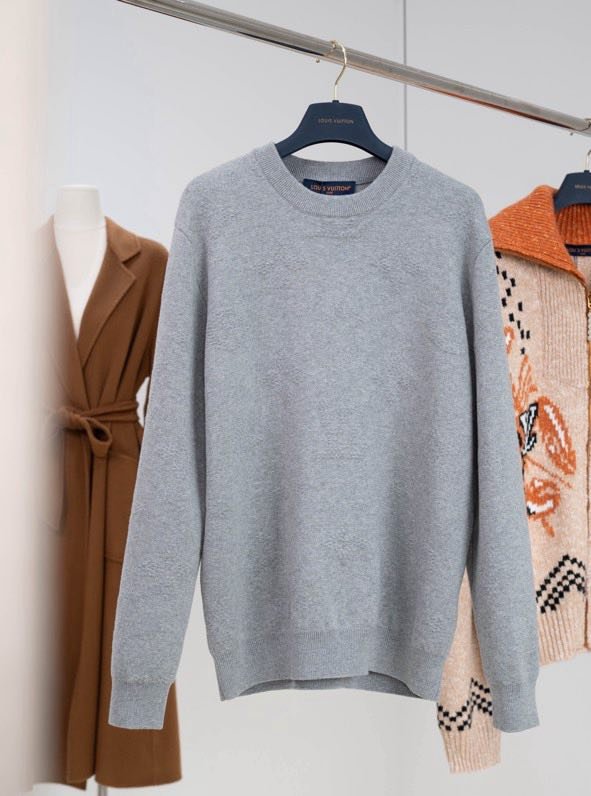 Светр жіночий