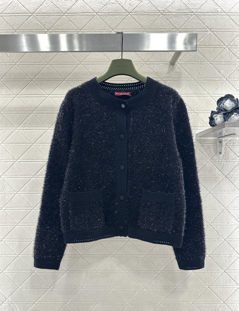 Светр жіночий