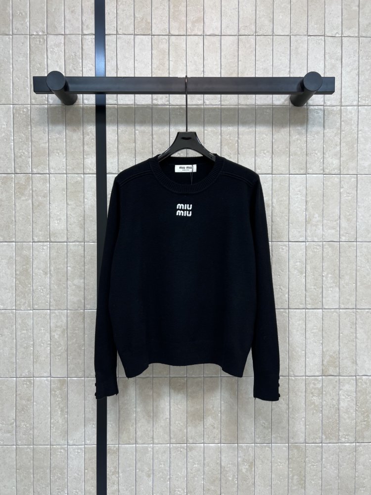 Светр жіночий