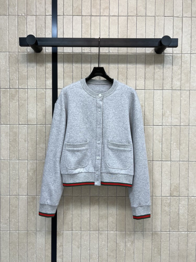 Светр жіночий