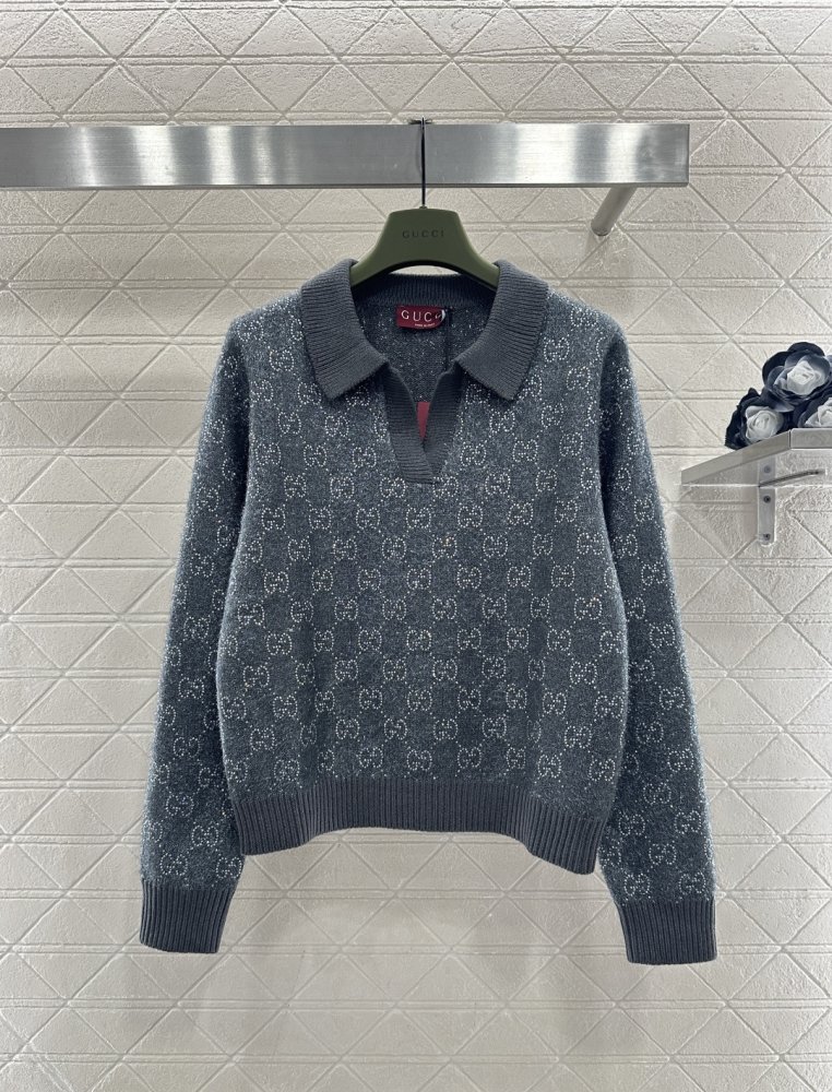 Светр жіночий