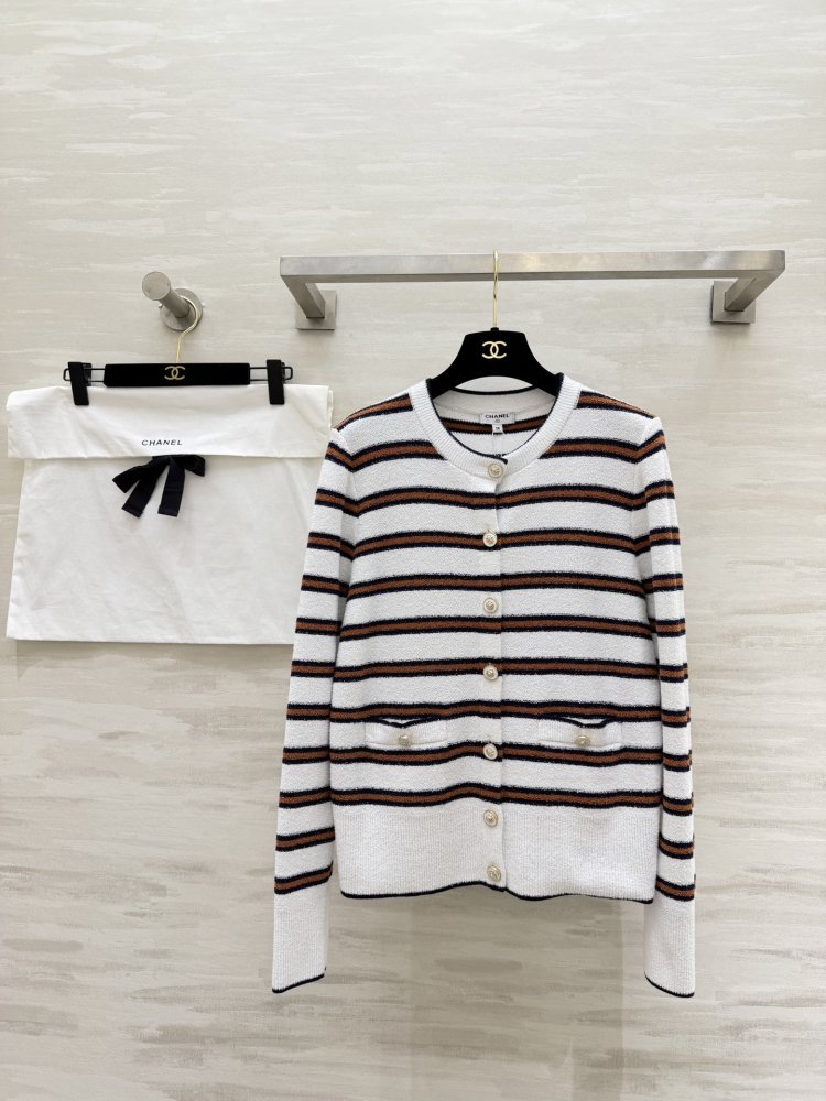 Светр жіночий