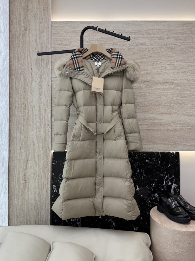 Свободный пуховик Burberry с воротником из лисьего меха