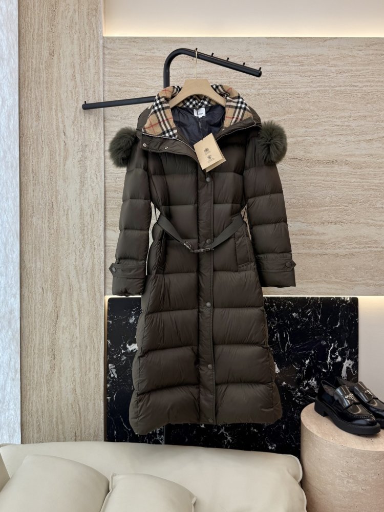 Свободный пуховик Burberry с воротником из лисьего меха