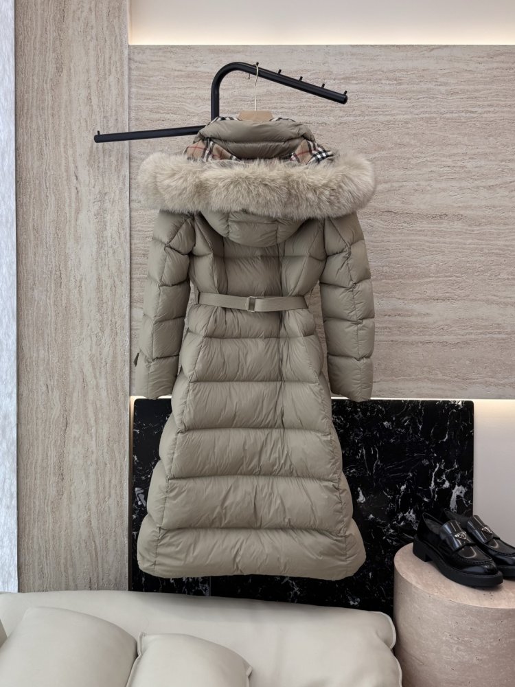 Свободный пуховик Burberry с воротником из лисьего меха фото 2