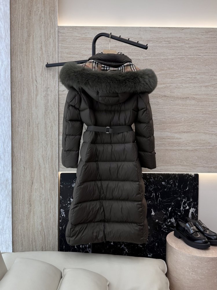 Свободный пуховик Burberry с воротником из лисьего меха фото 2