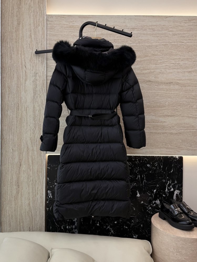 Свободный пуховик Burberry с воротником из лисьего меха фото 2