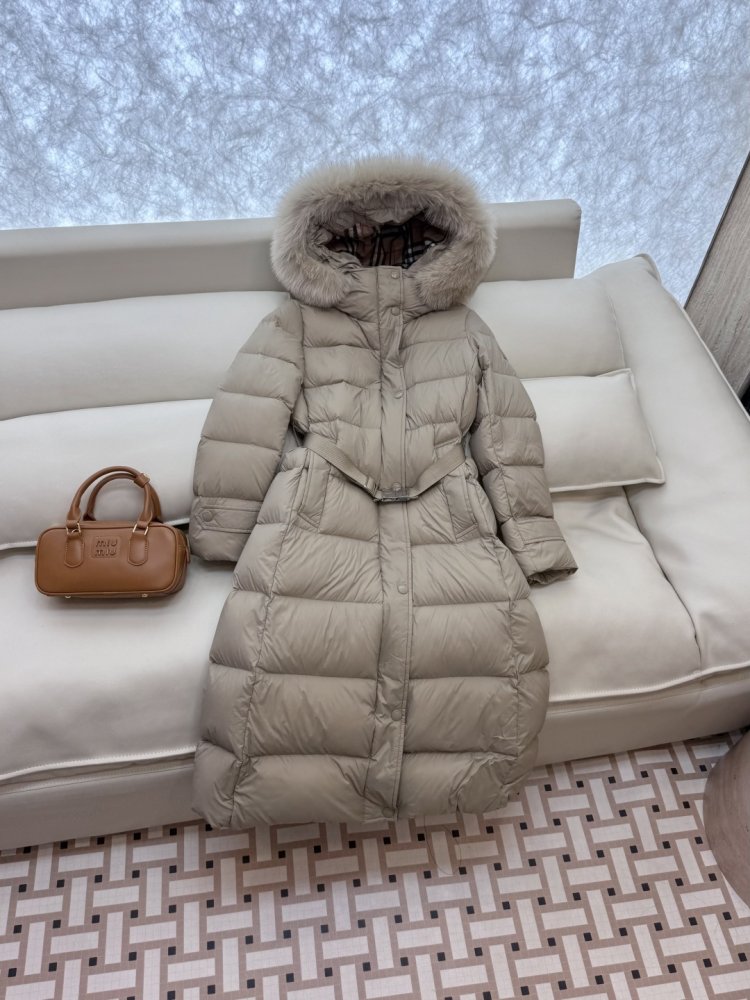 Свободный пуховик Burberry с воротником из лисьего меха фото 3