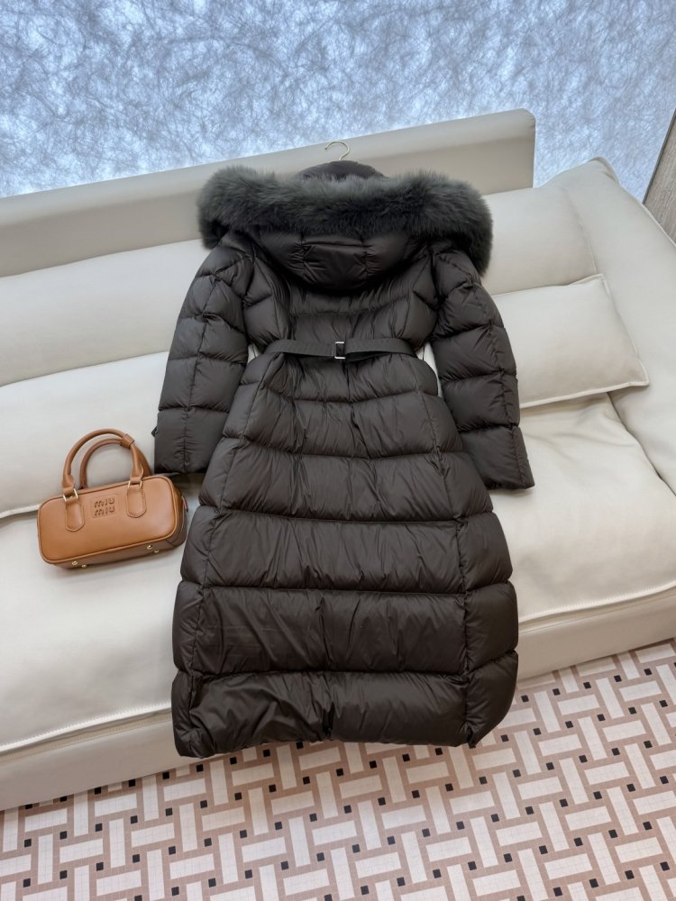 Свободный пуховик Burberry с воротником из лисьего меха фото 4